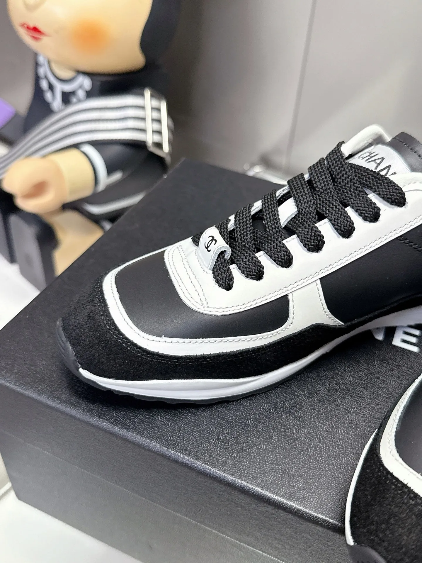 👟👟Ex-factory price 500👟👟 (size 35-40) Chanel 25p panda sneakers! It’s really out of the spotlight recently, and there’s a reason why it’s so popular! The upper is made of first-layer calfskin, with a sheepskin lining, which is breathable and comfortable. It has a full whitening effect and can easily show off your slender legs when paired with any style of clothes. Whoever wears it will look better~ The comfort level is simply amazing. Beauty and comfort coexist, and they are extremely versatile. Wearing it can easily walk ten or twenty thousand steps without any pressure, and it feels light and breathable. The classic black and white color scheme is really the best for spring and summer wear! No matter what kind of clothes you wear in daily life, you can never go wrong. You can mix and match them beautifully and look very delicate and stylish. People with wide feet don’t have to worry about making their feet look fat. Wearing it will make your feet look better. I really love this pair of shoes. Come and get a pair to make your steps more comfortable and fashionable!